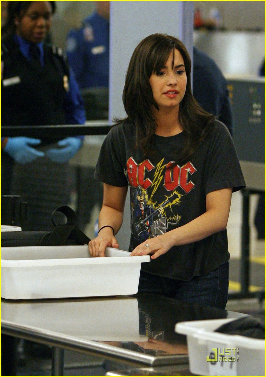demi-lovato-ac-dc-shirt-01.jpg