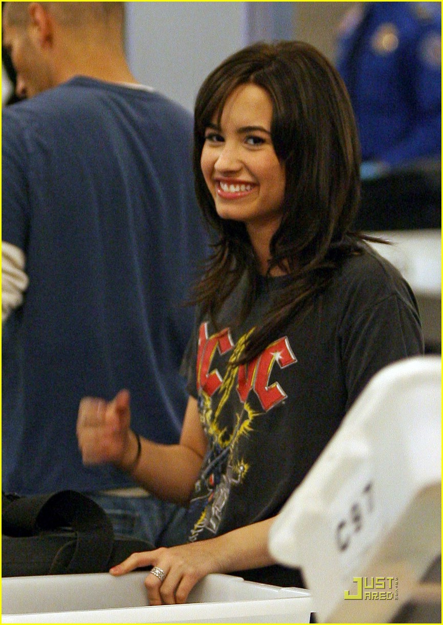 demi-lovato-ac-dc-shirt-02.jpg