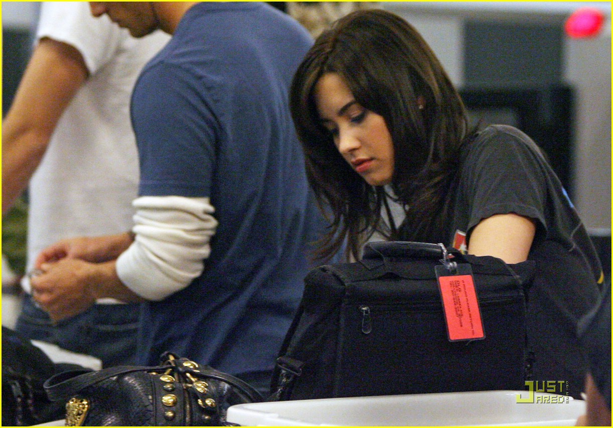 demi-lovato-ac-dc-shirt-03.jpg