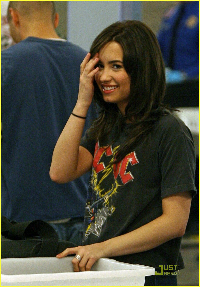 demi-lovato-ac-dc-shirt-05.jpg